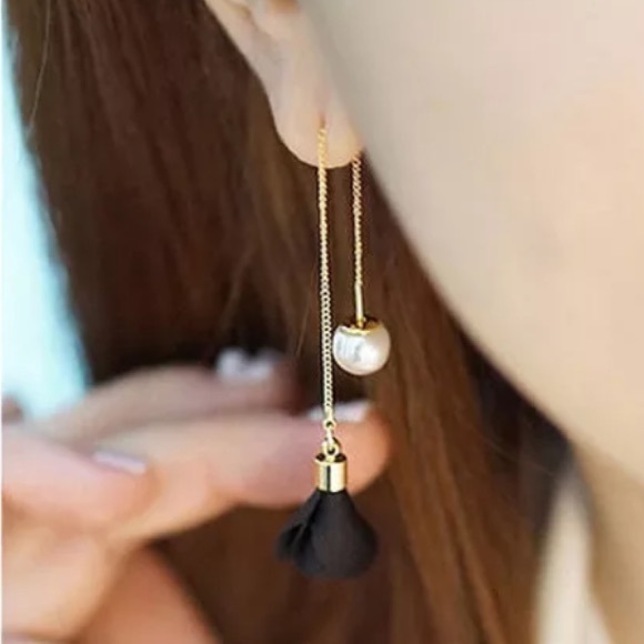 {EMMIE} flower petal pearl dangle linear earrings - Picture 2 of 4